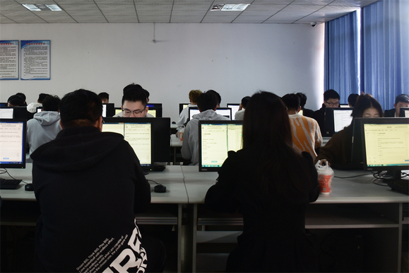 數(shù)學(xué)與計算機科學(xué)學(xué)院(軟件服務(wù)外包學(xué)院)舉辦2023年“奮進杯”程序設(shè)計競賽月賽，聚焦軟件銷售創(chuàng)新解決方案